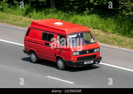 1990 VW Volkswagen Fensterbunker, rot, 1915 ccm, fährt auf der Autobahn M6 in der Nähe von Preston in Lancashire, Großbritannien. Stockfoto