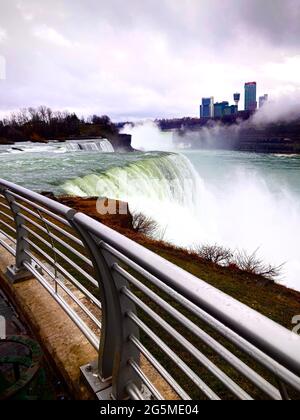 Niagara Falis ist eine Gruppe von drei Wasserfällen am südlichen Ende der Niagara Gorge, die die Grenze zwischen der Provinz Ontario in Kanada überspannt Stockfoto