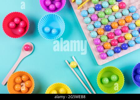 Holzperlen Brettspiel auf blauem Hintergrund. Neue Anti-Stress- und Denklogik-Spielzeuge für Kinder und Erwachsene. Flach liegend. Stockfoto