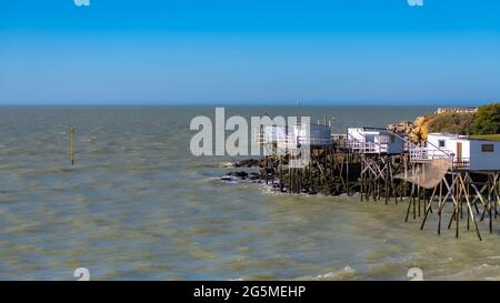 Royan in Frankreich, typische Hütten auf Stelzen an der Küste Stockfoto