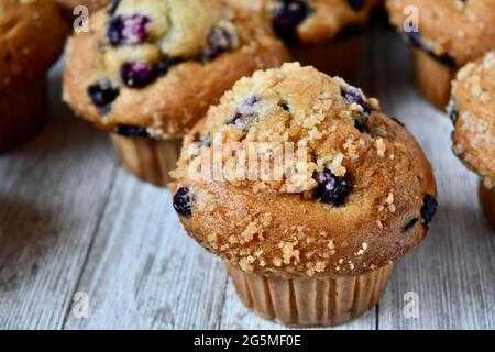 Heidelbeer-Muffins auf einer rustikalen Holzoberfläche Stockfoto