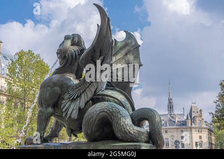 Paris, Frankreich - 05 02 2021: Quartier Latin. Saint-Michel Brunnen, Kampf des Guten gegen das Böse Stockfoto