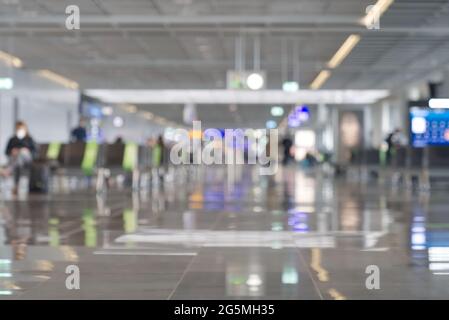 Verschwommene leere Lounge, Halle am internationalen Flughafen. Geringe Anzahl von Reisenden während der Epidemie von 19. Stockfoto