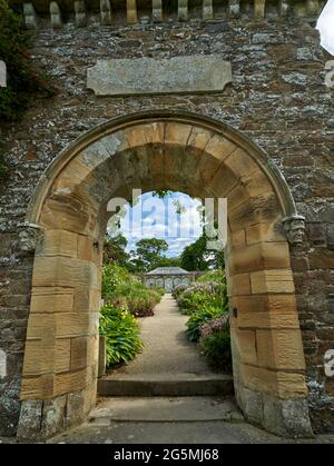 Seitenansicht des Abbotsford House in den schottischen Grenzen mit Details aus Steinarbeiten und Plakette an der Wand. Stockfoto