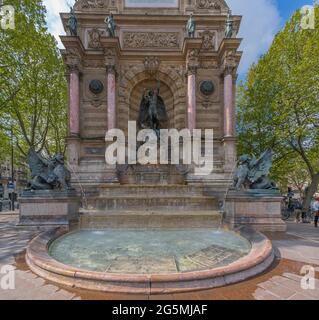 Paris, Frankreich - 05 02 2021: Quartier Latin. Saint-Michel Brunnen, Kampf des Guten gegen das Böse Stockfoto