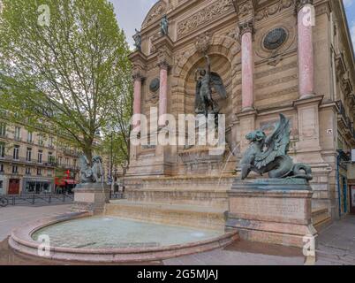 Paris, Frankreich - 05 02 2021: Quartier Latin. Saint-Michel Brunnen, Kampf des Guten gegen das Böse Stockfoto