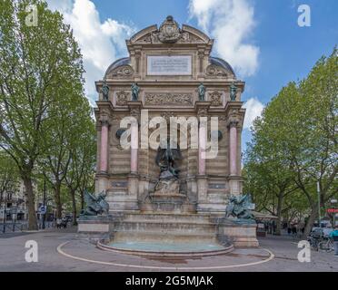 Paris, Frankreich - 05 02 2021: Quartier Latin. Saint-Michel Brunnen, Kampf des Guten gegen das Böse Stockfoto