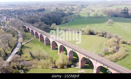 Luftaufnahme des Viadukts der Twemlow Railway, Keshire. 1841 vom Eisenbahningenieur GW Buck für die Manchester & Birmingham Railway Company erbaut. Stockfoto