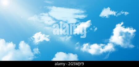 Realistischer, farbenfroher Sommerhimmel mit Wolken. Blauer Himmel weiß flauschige Wolken Sonnenstrahlen und Bokeh Licht. Stock Vektor