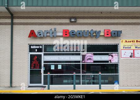 Houston, Texas USA 05-14-2021: Aarti Beauty Bar Exterior in Houston, TX. Lokale Geschäfte in der Gegend von Harris County. Stockfoto