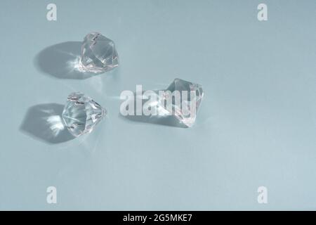 Drei glänzende Brillanten Stein auf blauem Hintergrund Stockfoto