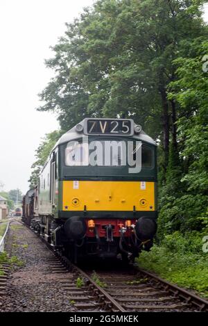 Diesellokomotive der Klasse 25 D7612 auf der Watercress Line, Mid Hants Railway in Hampshire Stockfoto