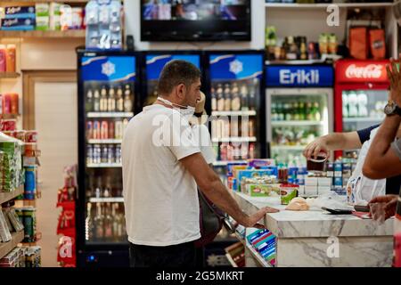 Kemer, Türkei - 25. Mai 2021: Türkischer Souvenirladen. Kunden an der Kasse zahlen für Einkäufe. Hochwertige Fotos Stockfoto