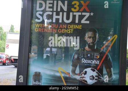 Rexona Deodorant-Werbung mit dem deutschen Fußballspieler Antonio Rüdiger am Grazer Damm in Berlin - Juni 2021 Stockfoto