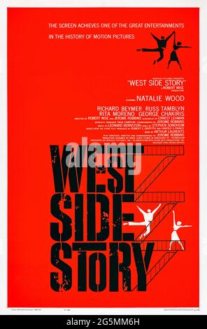 West Side Story (1961) unter der Regie von Jerome Robbins und Robert Wise mit Natalie Wood, George Chakiris und Richard Beymer . Von der Kritik gefeierte Großbildverfilmung des Broadway-Musicals von 1957 über zwei Jugendliche rivalisierender New York City-Banden, die sich in tragische Ergebnisse verlieben. Stockfoto