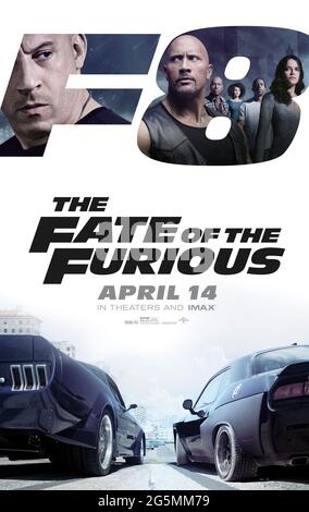 The Fate of The Furious (2017) unter der Regie von David Leitch mit Vin Diesel, Jason Statham, Dwayne Johnson und Charlize Theron. In den acht Tranchen dieses äußerst erfolgreichen Franchise wird Dominic Toretto von einem gefährlichen Cyber-Terroristen namens Cipher verführt, der das Team erneut zusammenbringt, um sie zu Fall zu bringen. Stockfoto