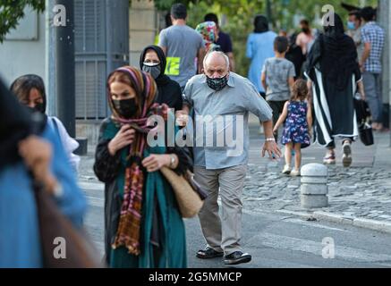 Teheran, Iran. Juni 2021. Menschen mit Gesichtsmasken gehen am 28. Juni 2021 auf einer Straße in Teheran, Iran. Der Iran meldete am Montag 12,351 neue COVID-19-Fälle, was die Gesamtzahl der Infektionen des Landes auf 3,180,042 anbeläuft. Quelle: Ahmad Halabisaz/Xinhua/Alamy Live News Stockfoto