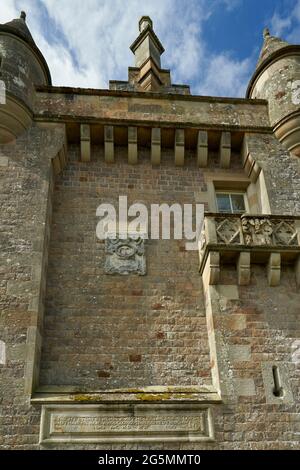 Seitenansicht des Abbotsford House in den schottischen Grenzen mit Details aus Steinarbeiten und Plakette an der Wand. Stockfoto