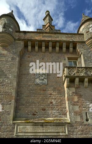 Seitenansicht des Abbotsford House in den schottischen Grenzen mit Details aus Steinarbeiten und Plakette an der Wand. Stockfoto