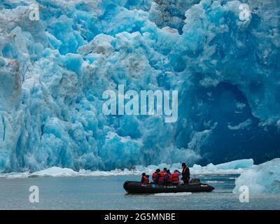 Die Erkundung des kiturigen Gletschers des South Sawyer Gletschers im Tierkreis im Tracy Arm Wildnisgebiet, Tongass National Forest, Alaska, USA Stockfoto