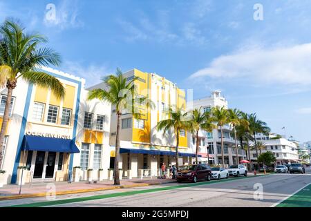 Miami, USA - 18. April 2021: Ikonische Ocean Drive Street mit Art-Deco-Hotelgebäuden in Florida Stockfoto