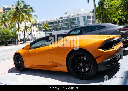 Los Angeles, Kalifornien USA - 14. April 2021: Gelbe Lamborghini Aventador-Seitenansicht. Stockfoto