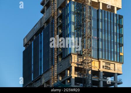 WARSCHAU, POLEN - 22. Jun 2021: Warschau, Polen - 6. Juni 2021: Bürogebäude Skysawa im Bau in der Innenstadt von Srodmiescie. Stockfoto