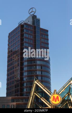 WARSCHAU, POLEN - 22. Jun 2021: Warschau, Polen - 6. Juni 2021: Ilmet-Bürogebäude im Geschäftsviertel. Stockfoto