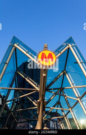 WARSCHAU, POLEN - 22. Jun 2021: Warschau, Polen - 6. Juni 2021: Eingang zur U-Bahn in Warschau. Außenansicht des Eingangs zur U-Bahn Rondo ONZ Stockfoto