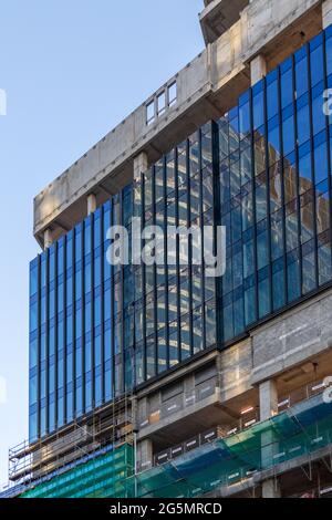 WARSCHAU, POLEN - 22. Jun 2021: Warschau, Polen - 6. Juni 2021: Bürogebäude Skysawa im Bau in der Innenstadt von Srodmiescie. Stockfoto