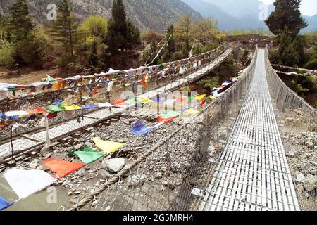 Zwei Hängebrücken in den Himalaya-Bergen Nepals, rund um den Annapurna Circuit Trekkingpfad Stockfoto