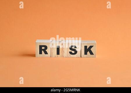 Risiko Wort auf Holzwürfel auf einer Reihe angeordnet. Geschäfts- und Finanzkonzepte. Stockfoto