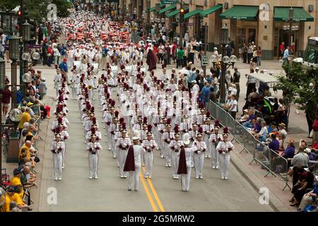 Fergus Falls High School Marching Band bei der Lions Clubs International Parade in der Nicollet Mall, Minneapolis, Minnesota, 2009 Stockfoto