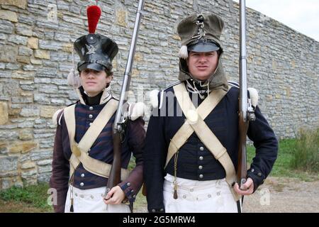 Militärische Reenaktoren in Uniformen der 1820er Jahre als Soldaten des 5. Infanterie-Regiments im Außenposten der United States Army in Fort Snelling, Minnesota Stockfoto