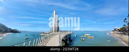 Playa De Los Muertos Strand und Pier in der Nähe des berühmten Puerto Vallarta Malecon, dem größten öffentlichen Strand der Stadt. Stockfoto