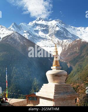 Upper Pisang, Blick auf Stupa und Annapurna 2 II, Rundwanderweg Annapurna Circuit, Nepal Stockfoto