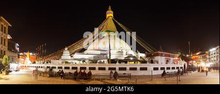 Nachtpanorama von Bodhnath Stupa, einer der besten buddhistischen Stupas der Welt, der größten Stupa in Kathmandu, Nepal Stockfoto