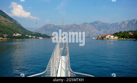 Vorderansicht von Meer und Bergen vor dem Bug eines Kreuzfahrtschiffes. Ein Blick vom Deck auf den Bug des Kreuzfahrtschiffs. Stockfoto