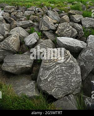 Eine Ansammlung von gestreifte Felsbrocken. Stockfoto