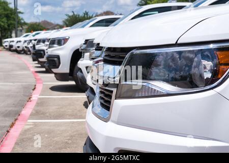 Weiße SUV-Fahrzeuge der generischen Flotte parkten auf einem Parkplatz, Seitenansicht vor dem Fahrzeug mit Fokus auf den Vordergrund. Transport- und Logistikbranche. Stockfoto