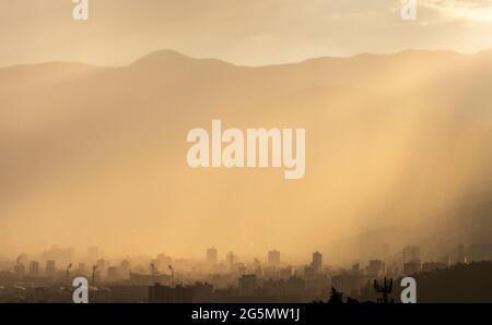 Medellin, Antioquia - Kolumbien. 24. Juni 2021. Panoramablick auf die Stadt Medellín bei Sonnenuntergang Stockfoto