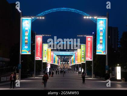 London, Großbritannien. Juni 2021. Fußball: Europameisterschaft, Nationalmannschaft, Runde von 16, vor dem Spiel England - Deutschland. Flaggen stehen am Olympic Way vor dem Haupteingang des Wembley Stadions. Kredit: Christian Charisius/dpa - WICHTIGER HINWEIS: Gemäß den Bestimmungen der DFL Deutsche Fußball Liga und/oder des DFB Deutscher Fußball-Bund ist es untersagt, im Stadion und/oder vom Spiel aufgenommene Fotos in Form von Sequenzbildern und/oder videoähnlichen Fotoserien zu verwenden oder zu verwenden./dpa/Alamy Live News Stockfoto