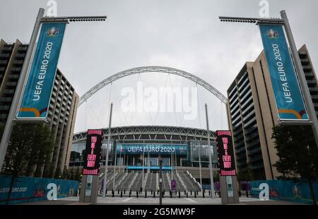 London, Großbritannien. Juni 2021. Fußball: Europameisterschaft, Nationalmannschaft, Runde von 16, vor dem Spiel England - Deutschland. Flaggen stehen am Olympic Way vor dem Haupteingang des Wembley Stadions. Kredit: Christian Charisius/dpa - WICHTIGER HINWEIS: Gemäß den Bestimmungen der DFL Deutsche Fußball Liga und/oder des DFB Deutscher Fußball-Bund ist es untersagt, im Stadion und/oder vom Spiel aufgenommene Fotos in Form von Sequenzbildern und/oder videoähnlichen Fotoserien zu verwenden oder zu verwenden./dpa/Alamy Live News Stockfoto