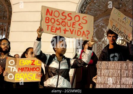 Rio de Janeiro - 23. August 2019: Demonstranten, die Plakate mit Slogans wie „Brasilien tötet Brasilien“ halten, protestieren gegen die Amazonas-Brände. Stockfoto