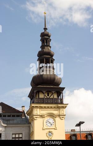 Der Turm des alten Rathauses in ostrava auf dem masaryk-Platz in tschechien. Blauer Himmel mit weißen Wolken. Das historische Stadtzentrum. Stockfoto