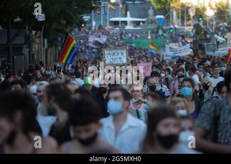 Madrid, Spanien. Juni 2021. Tausende von Menschen haben während des Critical Pride march darum gebeten, das Trans-Gesetz zu genehmigen. (Foto von Fer Capdepon Arroyo/Pacific Press) Quelle: Pacific Press Media Production Corp./Alamy Live News Stockfoto