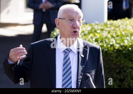 Washington, Usa. Juni 2021. Präsident von Israel Reuven Rivlin hält nach einem Treffen mit Präsident Joe Biden im Oval Office in Washington, DC, USA, am 28. Juni 2021, Bemerkungen an Mitglieder der Nachrichtenmedien vor dem Westflügel des Weißen Hauses. Foto von Michael Reynolds/UPI Credit: UPI/Alamy Live News Stockfoto