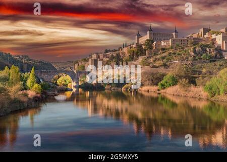 Toledo, Spanien, 27. März 2019. Blick auf den Sonnenuntergang vom Fluss Tejo in Richtung Stadtzentrum, der Himmel ist editiert, ein verträumter Himmel Stockfoto