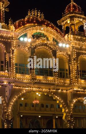 Nahaufnahme des beleuchteten Mysore Palastes während des Dasara (Vijaya Dashami) Festivals. Der historische Palast, Indiens zweitMeistbesuchte Ort in der Nacht Stockfoto