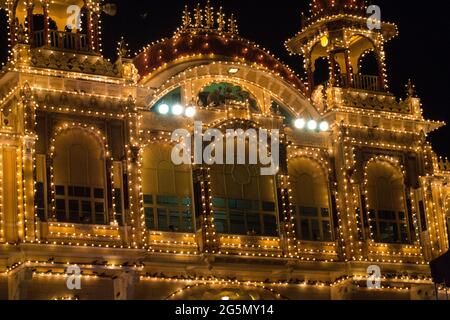 Nahaufnahme des beleuchteten Mysore Palastes während des Dasara (Vijaya Dashami) Festivals. Der historische Palast, Indiens zweitMeistbesuchte Ort in der Nacht Stockfoto